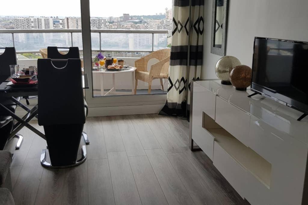 Beau studio rénové 30m2 balcon vue Paris+parking Appartamento Esterno foto